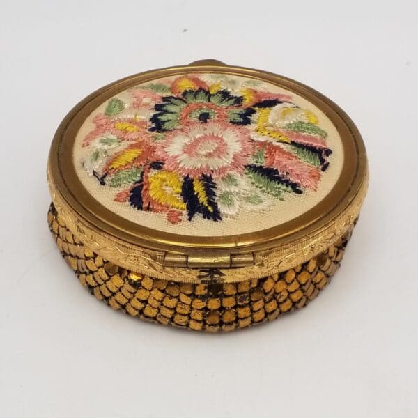Art Deco "Columbia Creation" Embroidered Floral Mesh Beauty Compact - Image 4