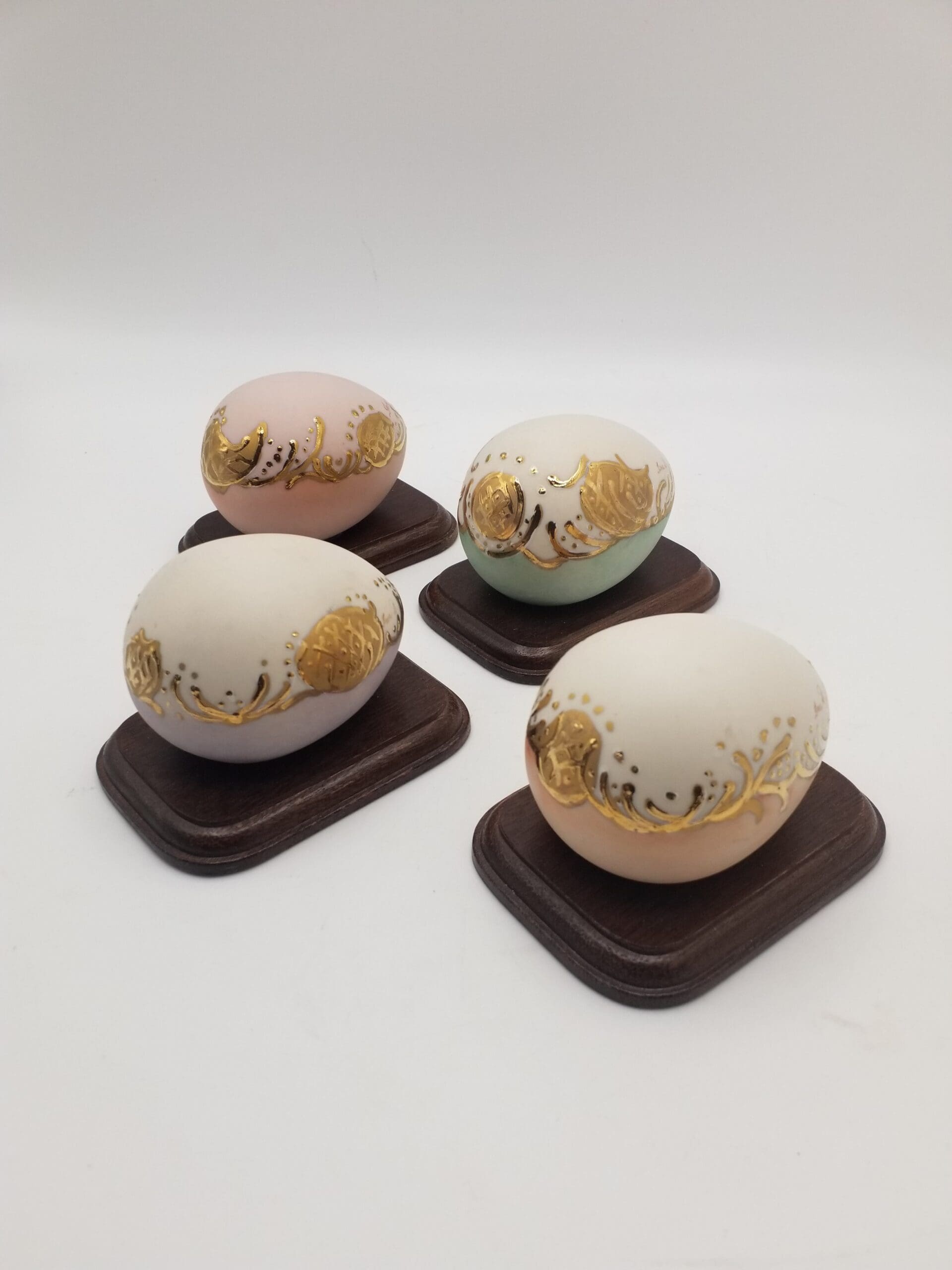 Set of 4 Vintage Pastel Ryan China Handpainted Eggs with Gold Accents, Made In Taiwan - Image 2