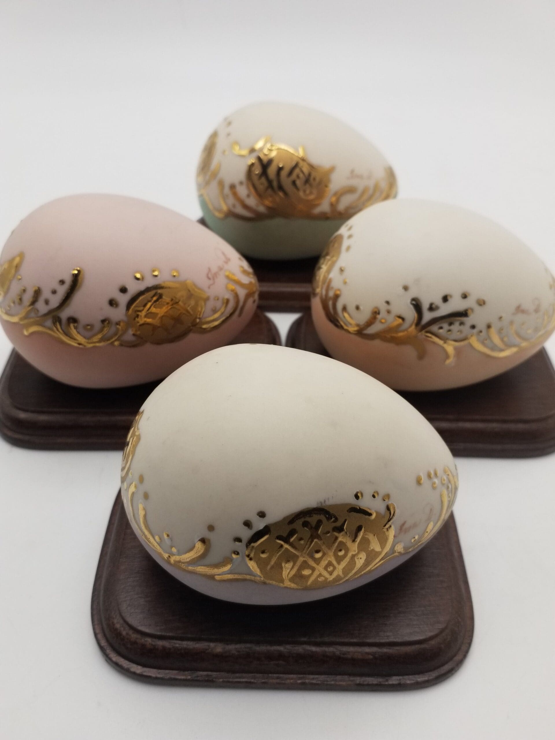 Set of 4 Vintage Pastel Ryan China Handpainted Eggs with Gold Accents, Made In Taiwan - Image 4